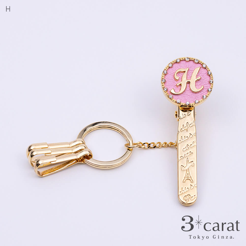 バッグキークリップ イニシャル ピンク – 3carat（スリーカラット